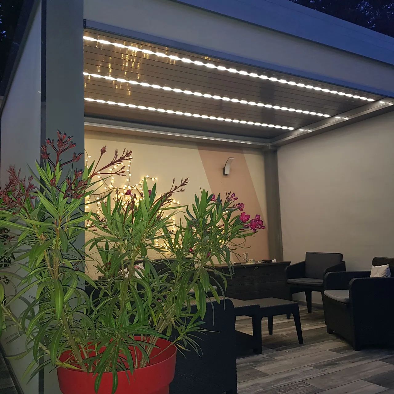 Pergola OPEN avec LED intégrées MARQUISES de côté