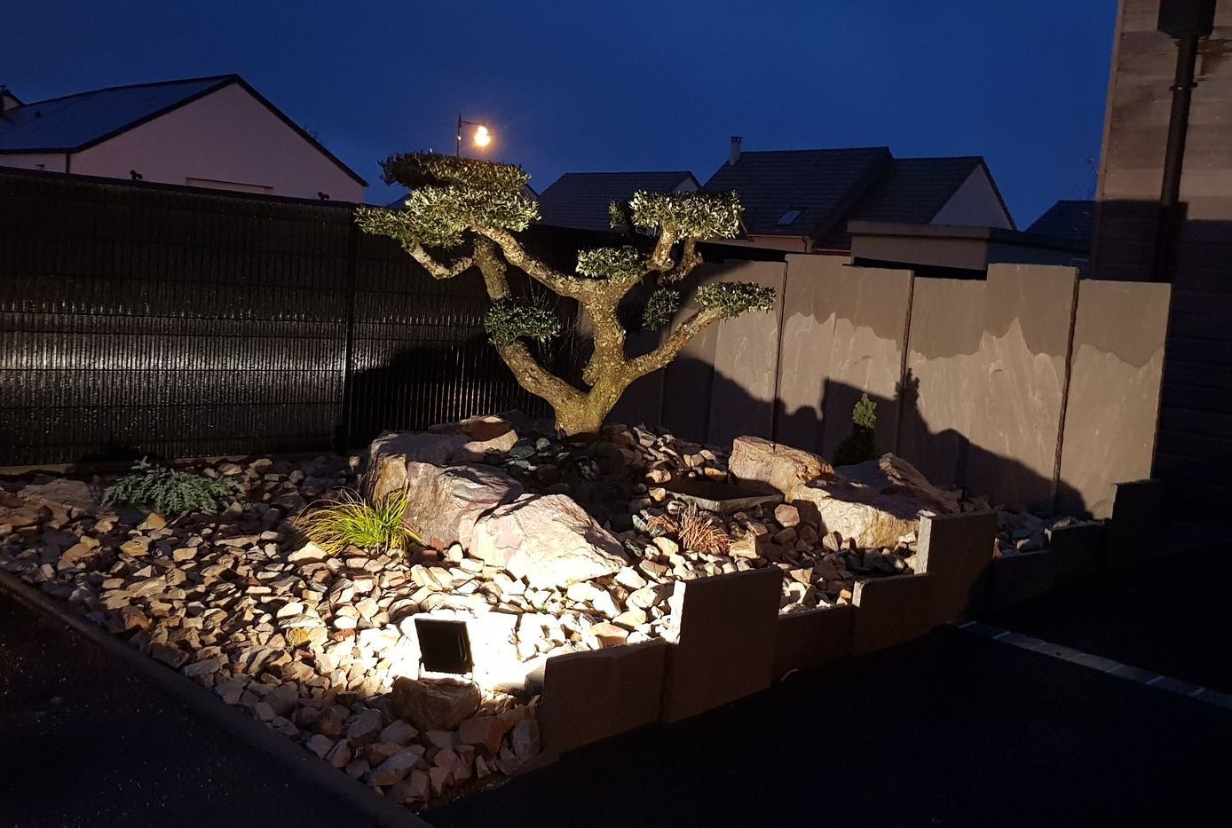 Éclairage d'un grand jardin