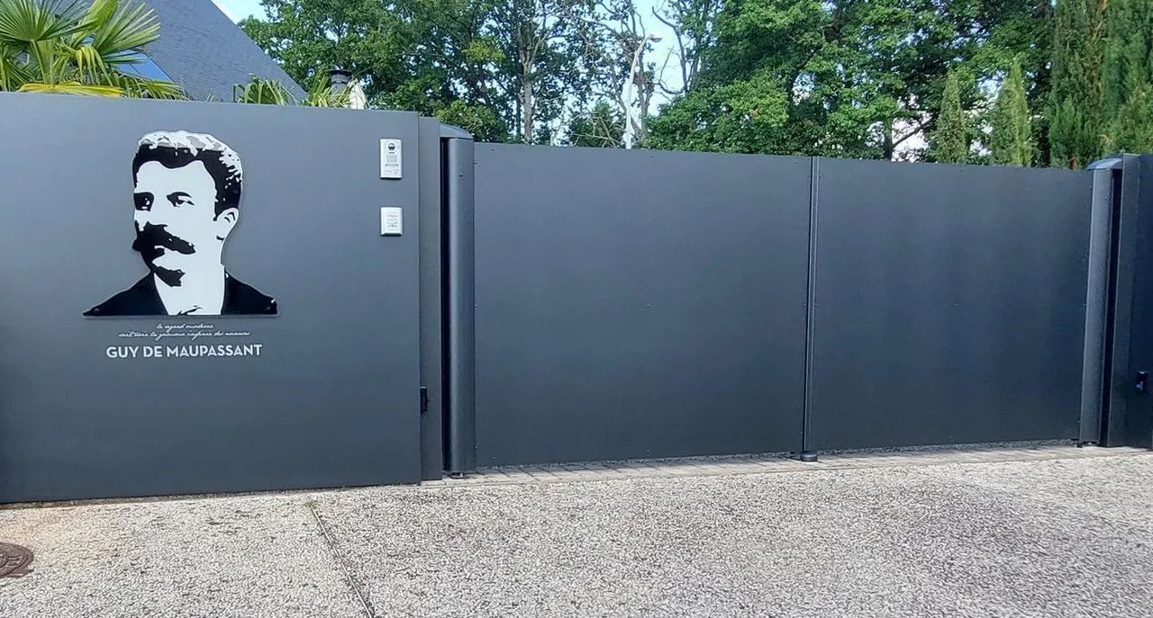 Portail battant et représentation de Guy de Maupassant