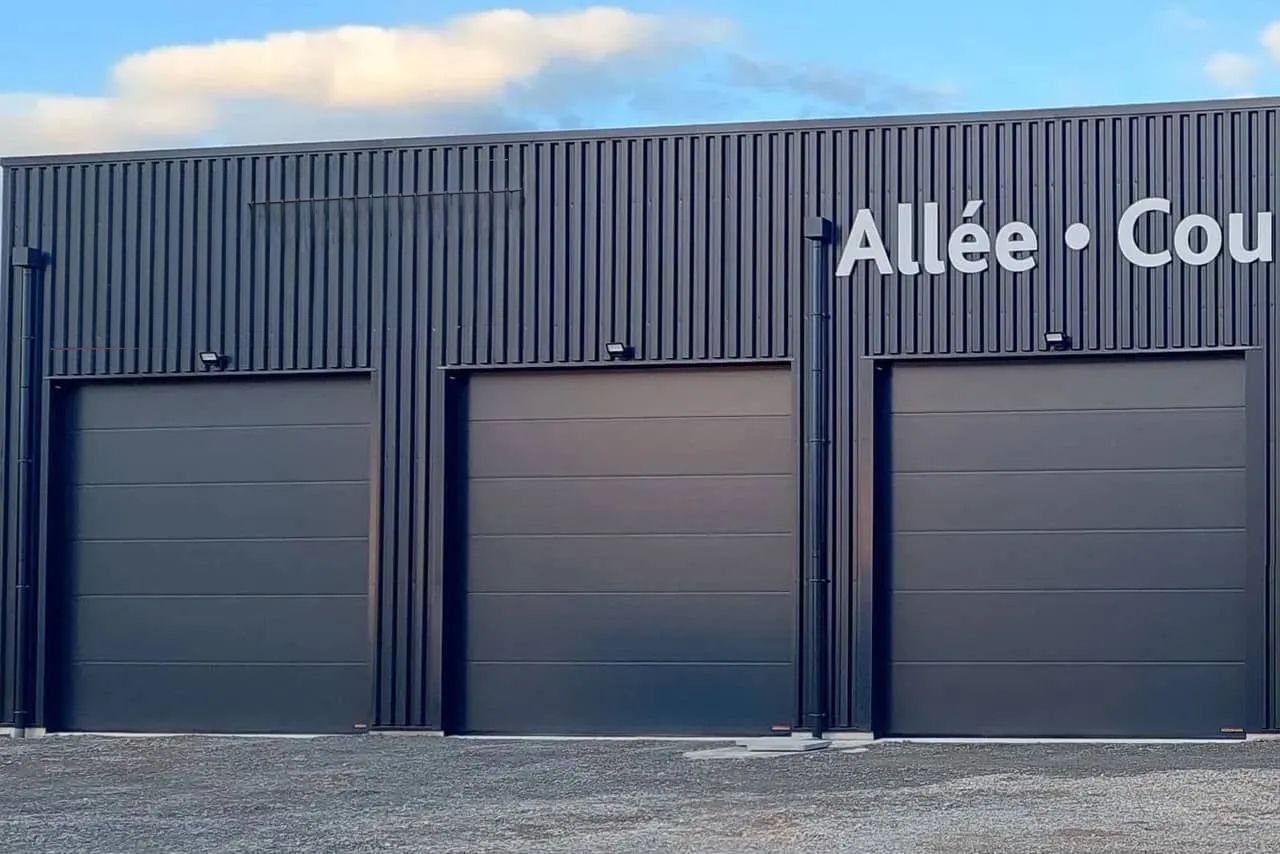 Portes de garage installées pour une entreprise locale
