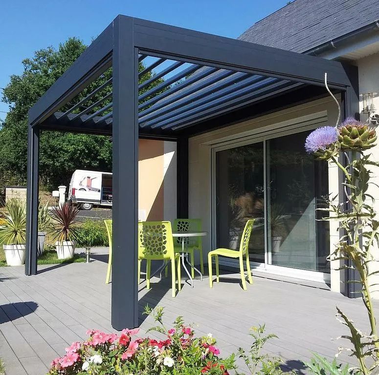 Pergola OPEN MARQUISES sur salon de jardin
