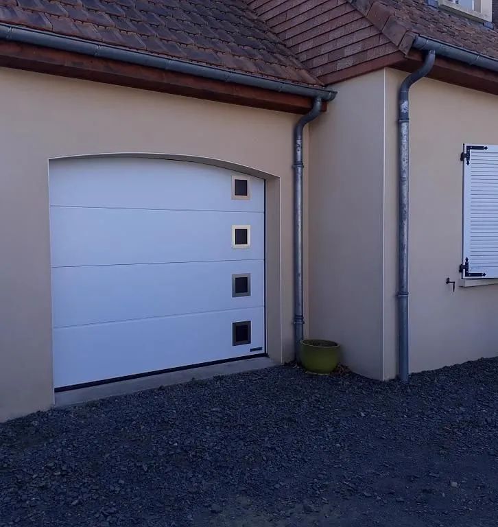 Porte de garage sectionnelle avec éléments design HÖRMANN