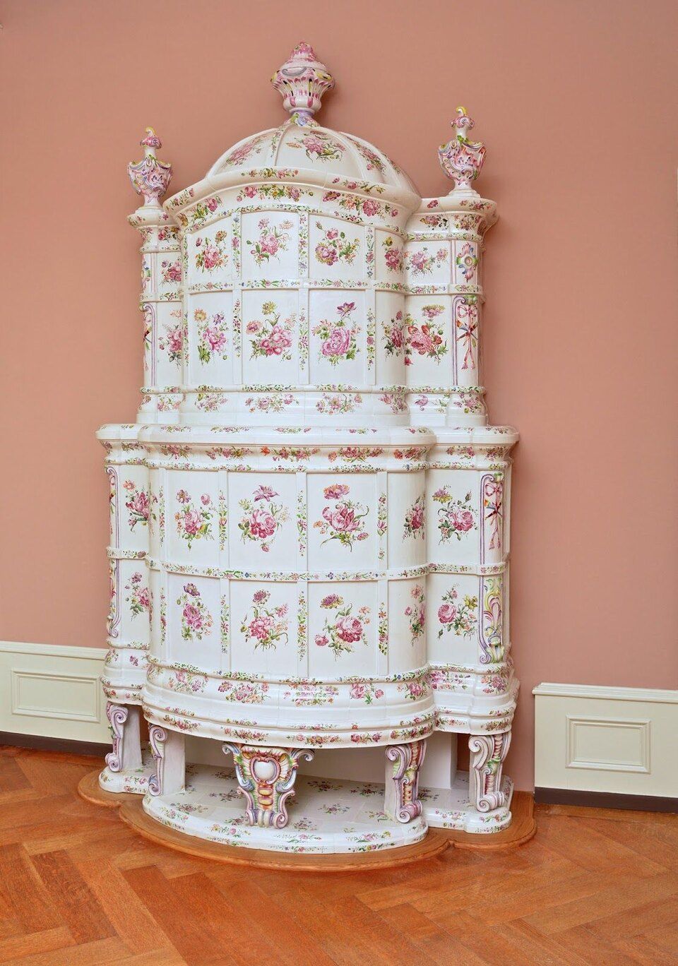 Historischer Kachelofen, Ofen Perlen, rosa-weiss