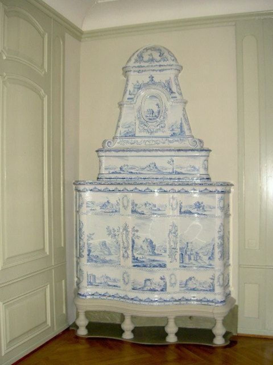 Historischer Kachelofen, Ofen Perlen, blau-weiss