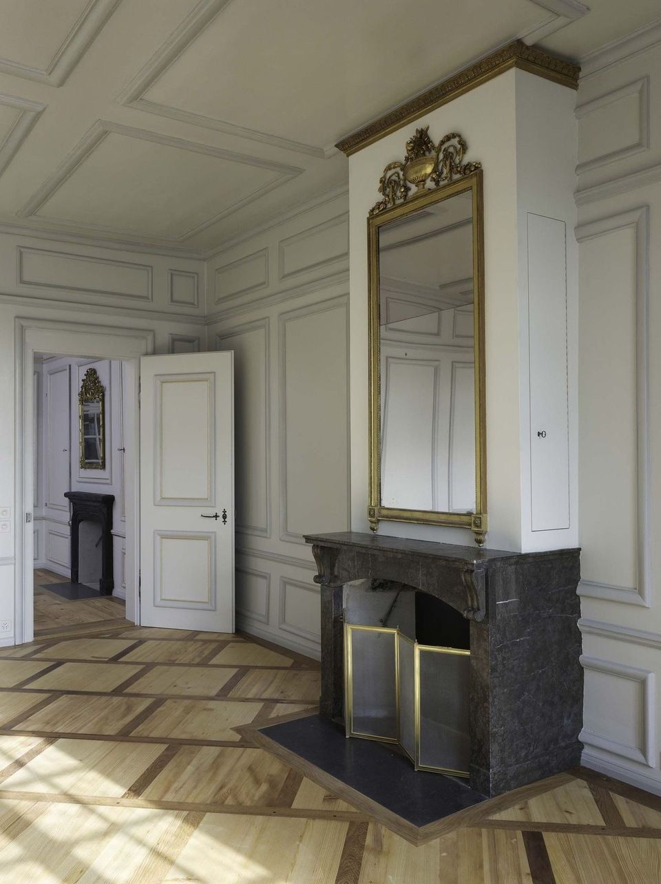 Historischer Kamin schwarz