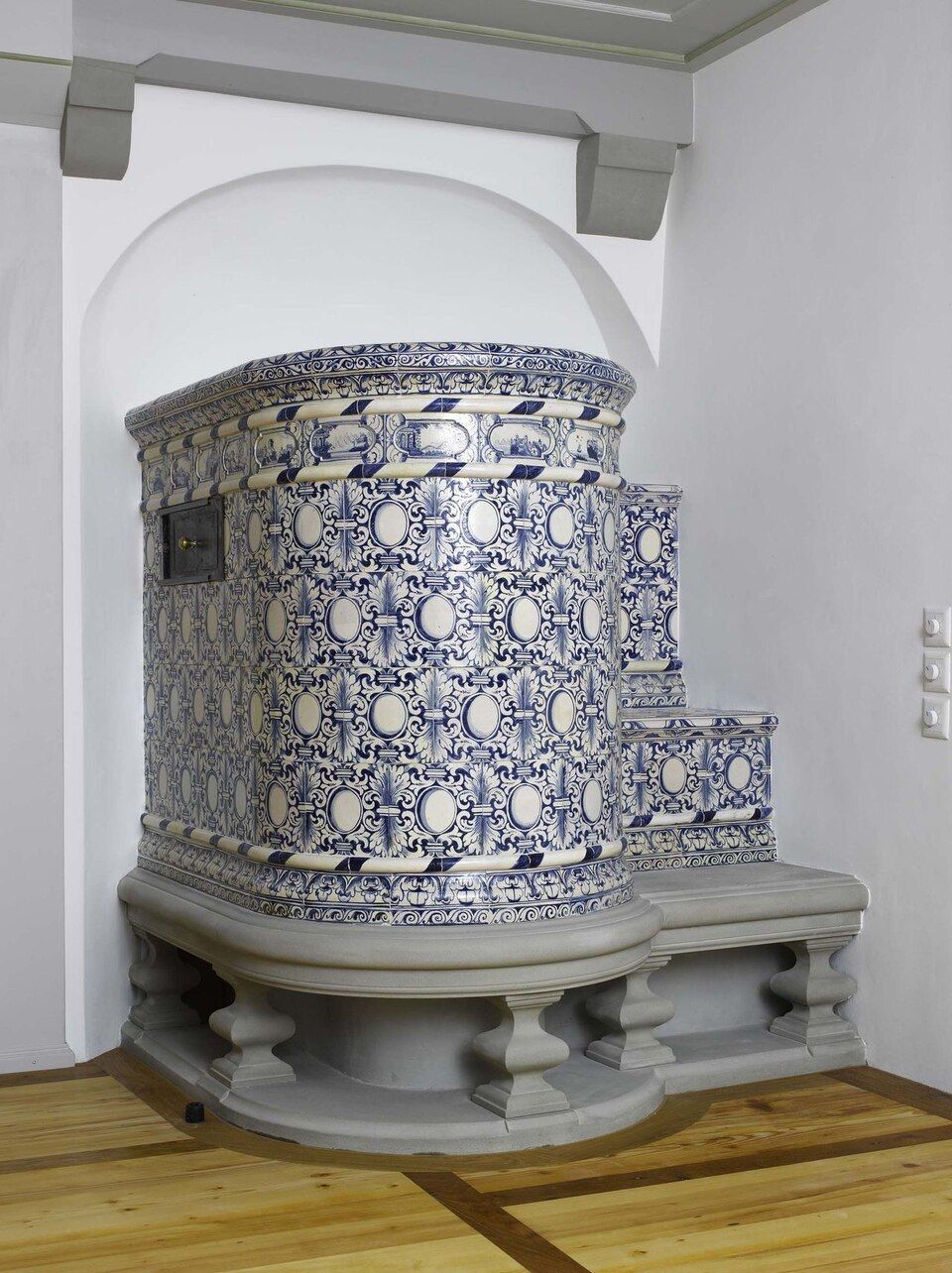 Historischer Kachelofen, Ofen Perlen, blau-weiss