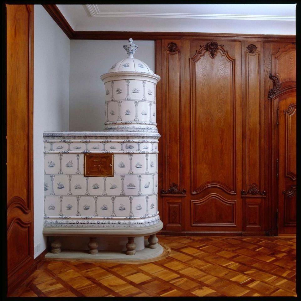 Historischer Kachelofen, Ofen Perlen, blau-weiss