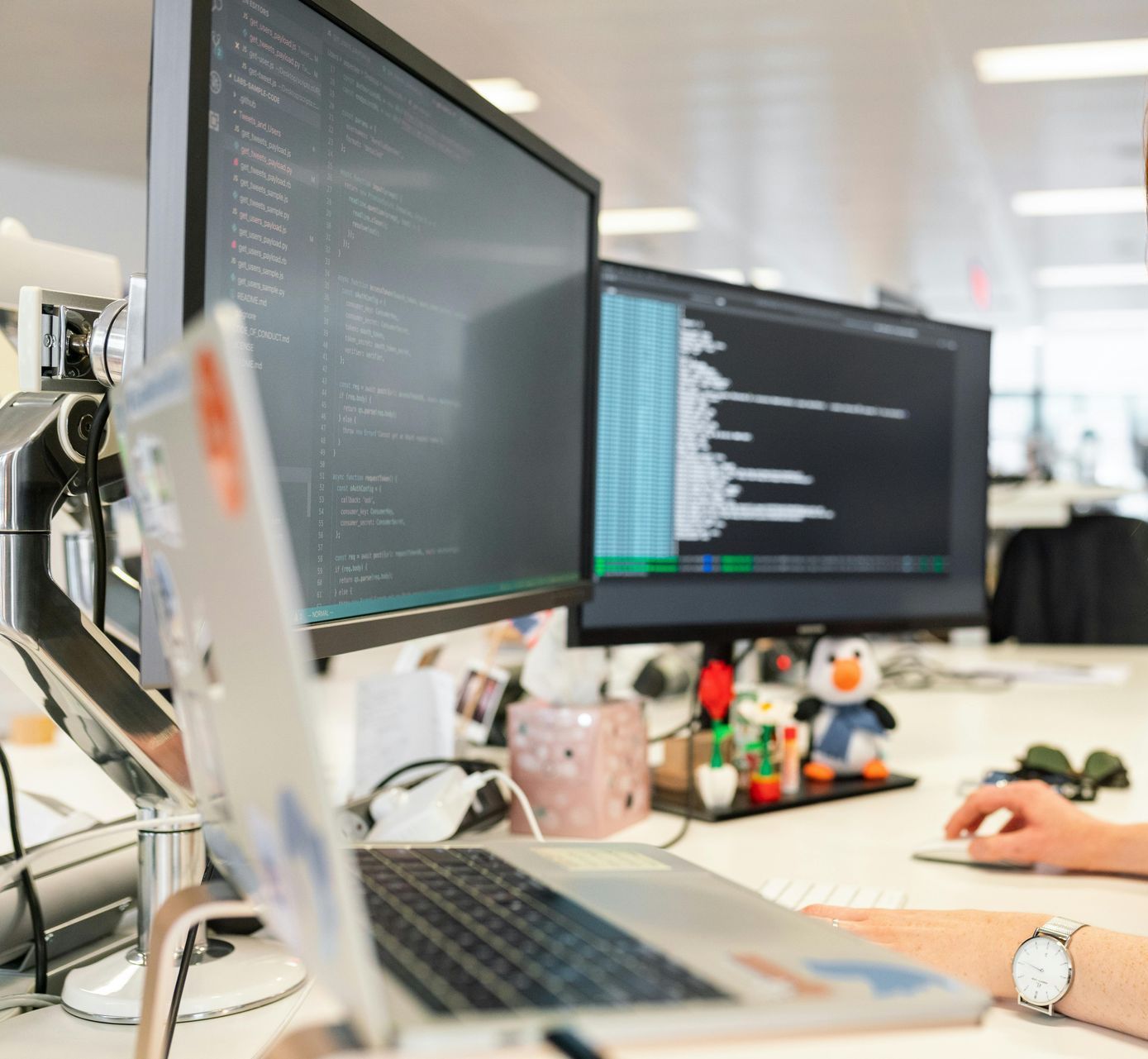 Zwei Monitore auf einem Schreibtisch