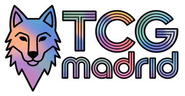 Logotipo de TCG Madrid con una colorida cabeza de lobo y texto de arcoíris a rayas sobre un fondo blanco.