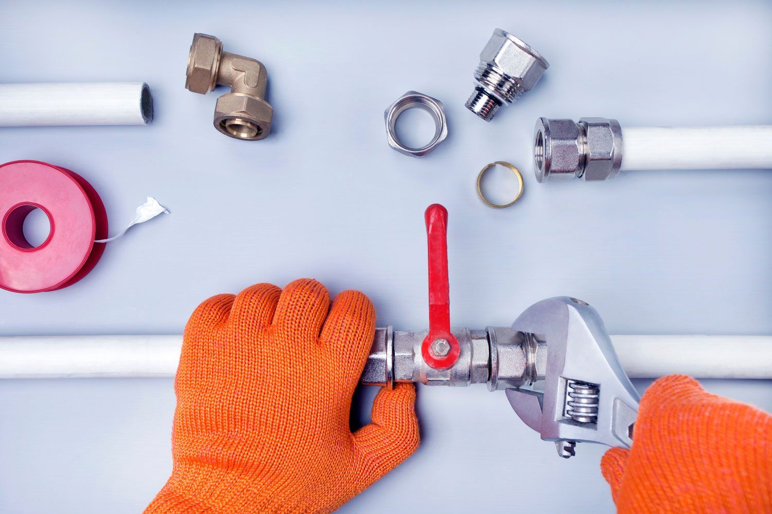 Plombier en train de réparer une canalisation