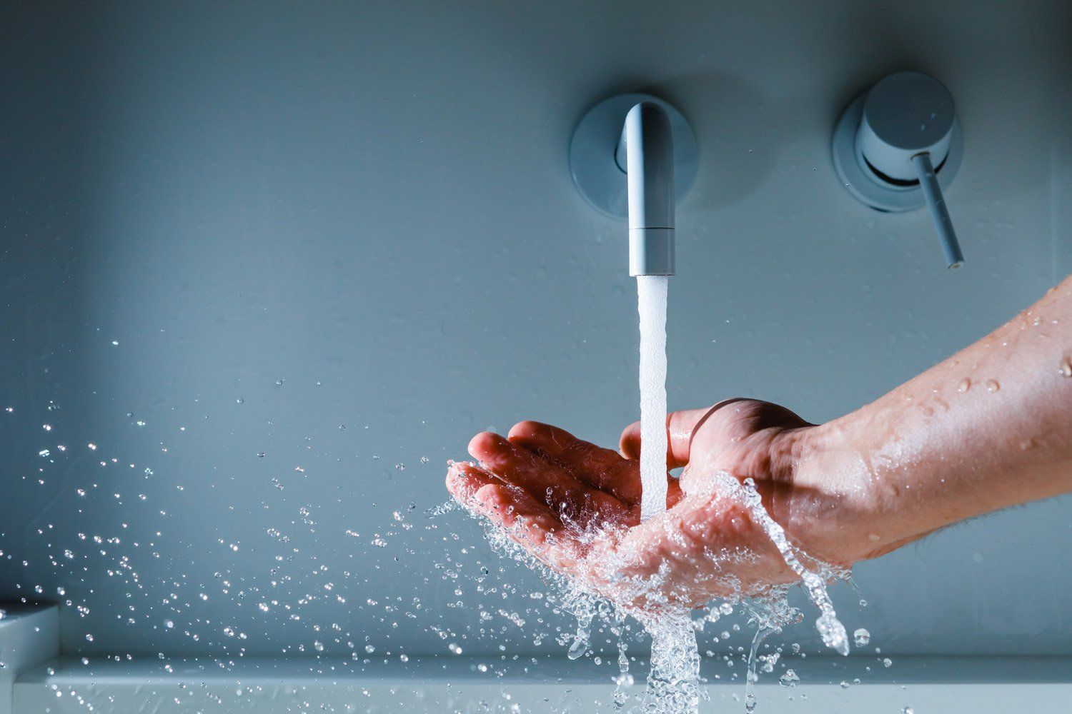 Joli robinet mural en fonctionnement