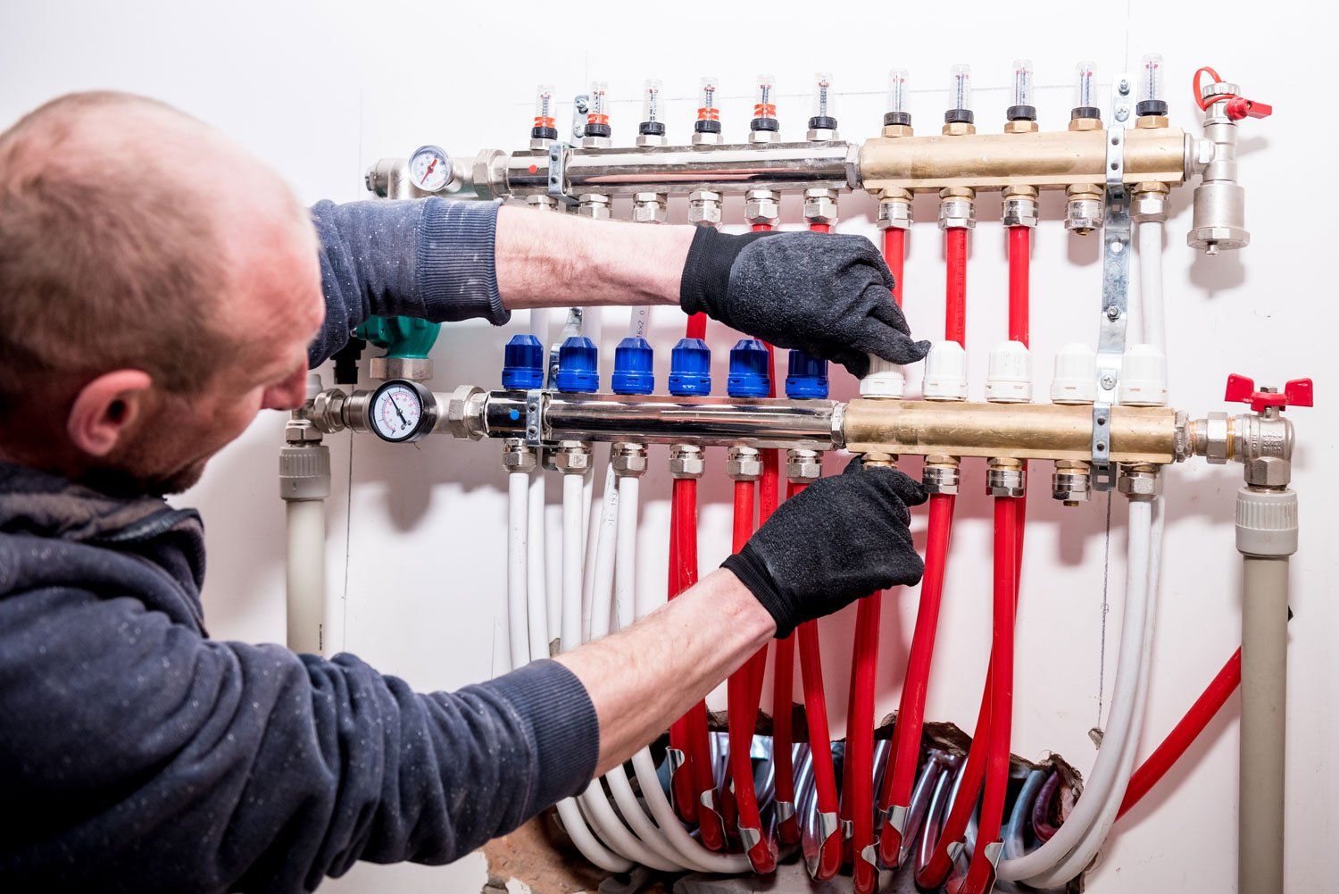 Professionnel faisant la maintenance d'un système de plancher chauffant