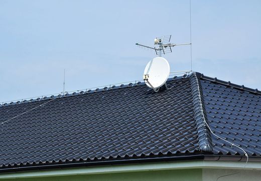 Antenne et parabole sur une toiture