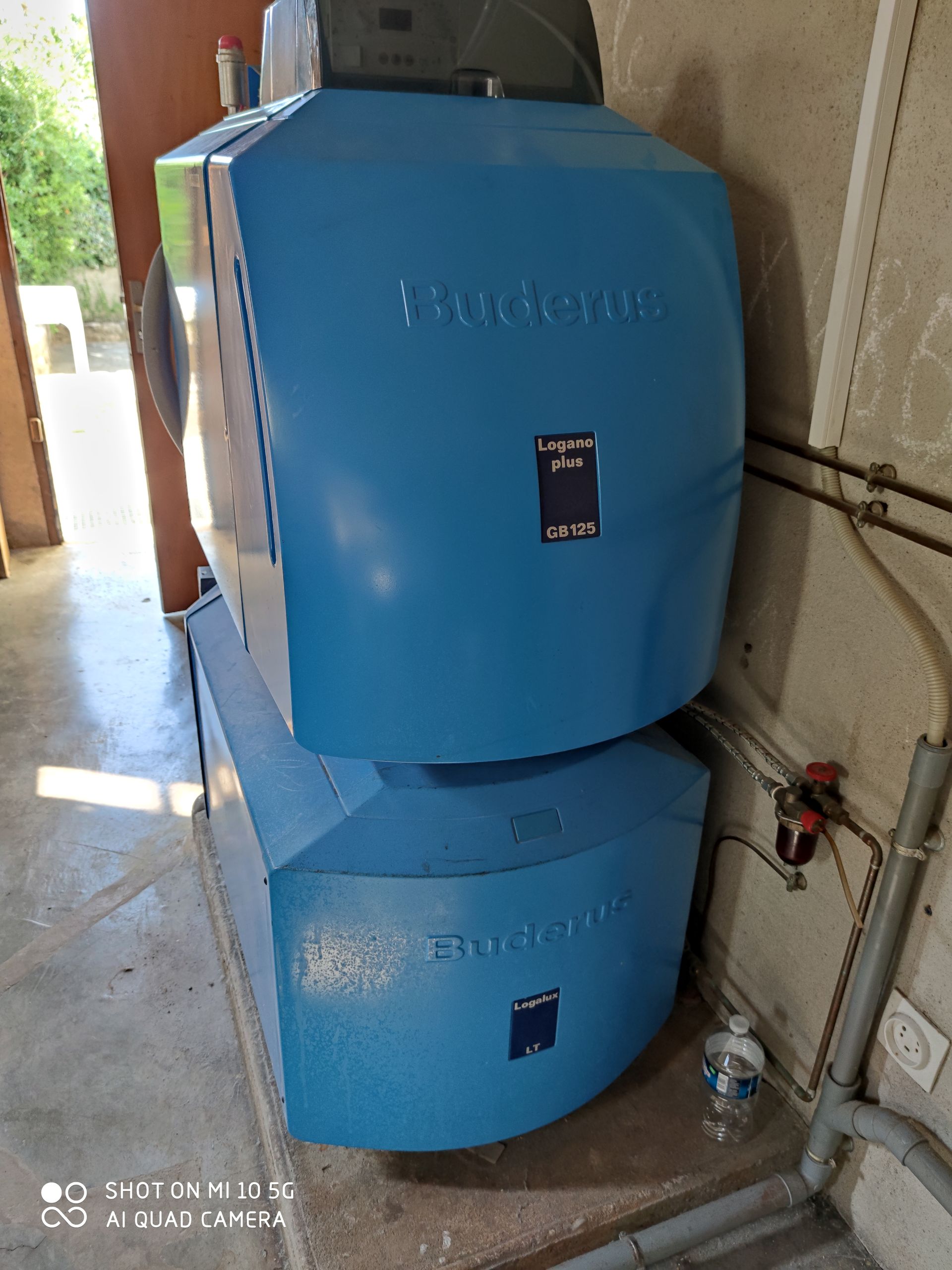 Chaudière au fioul Blue Buderus dans une buanderie.