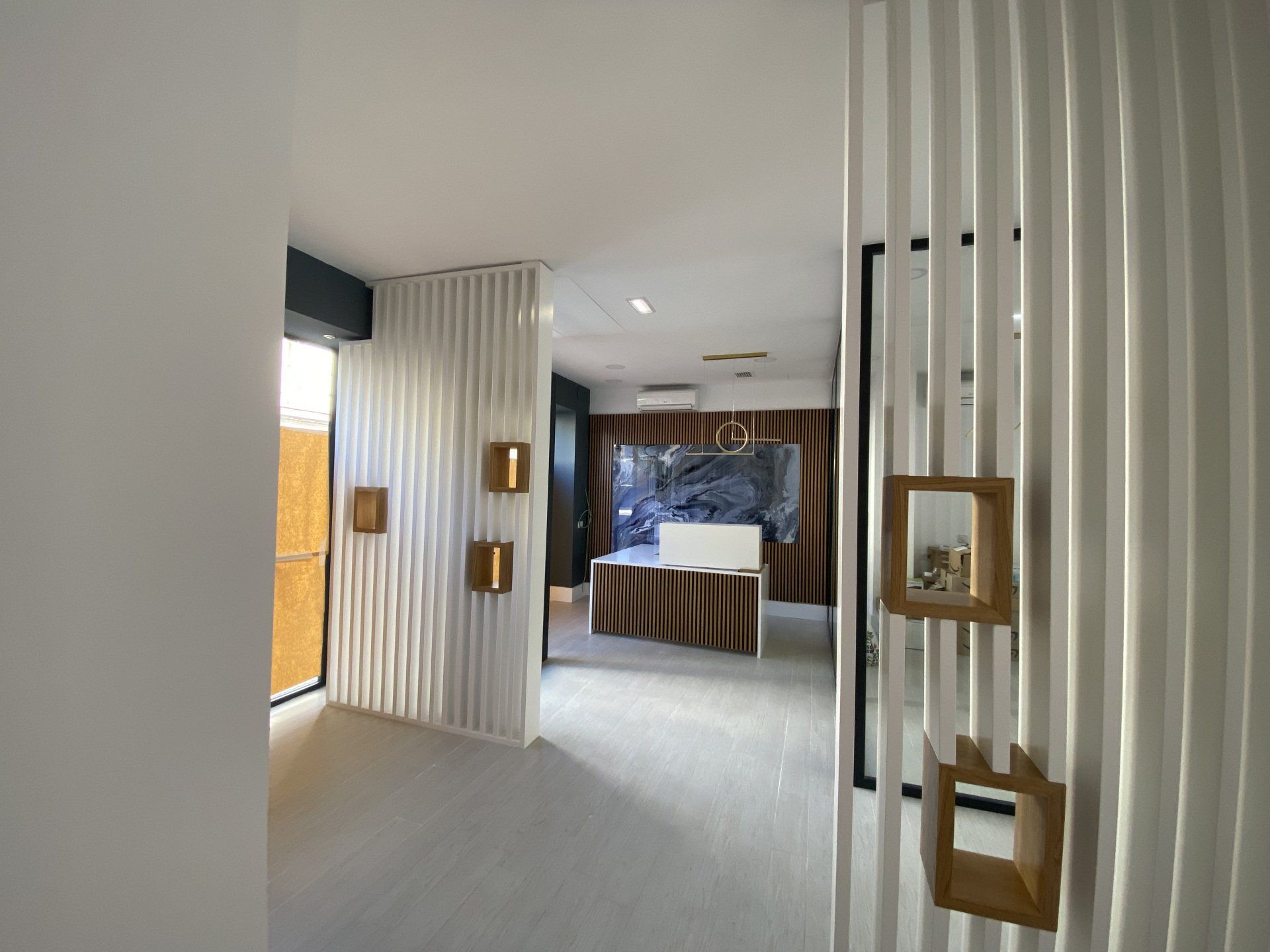 Una habitación con una pared blanca y una mesa de madera.