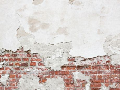 Démolition d'un mur en briques rouges