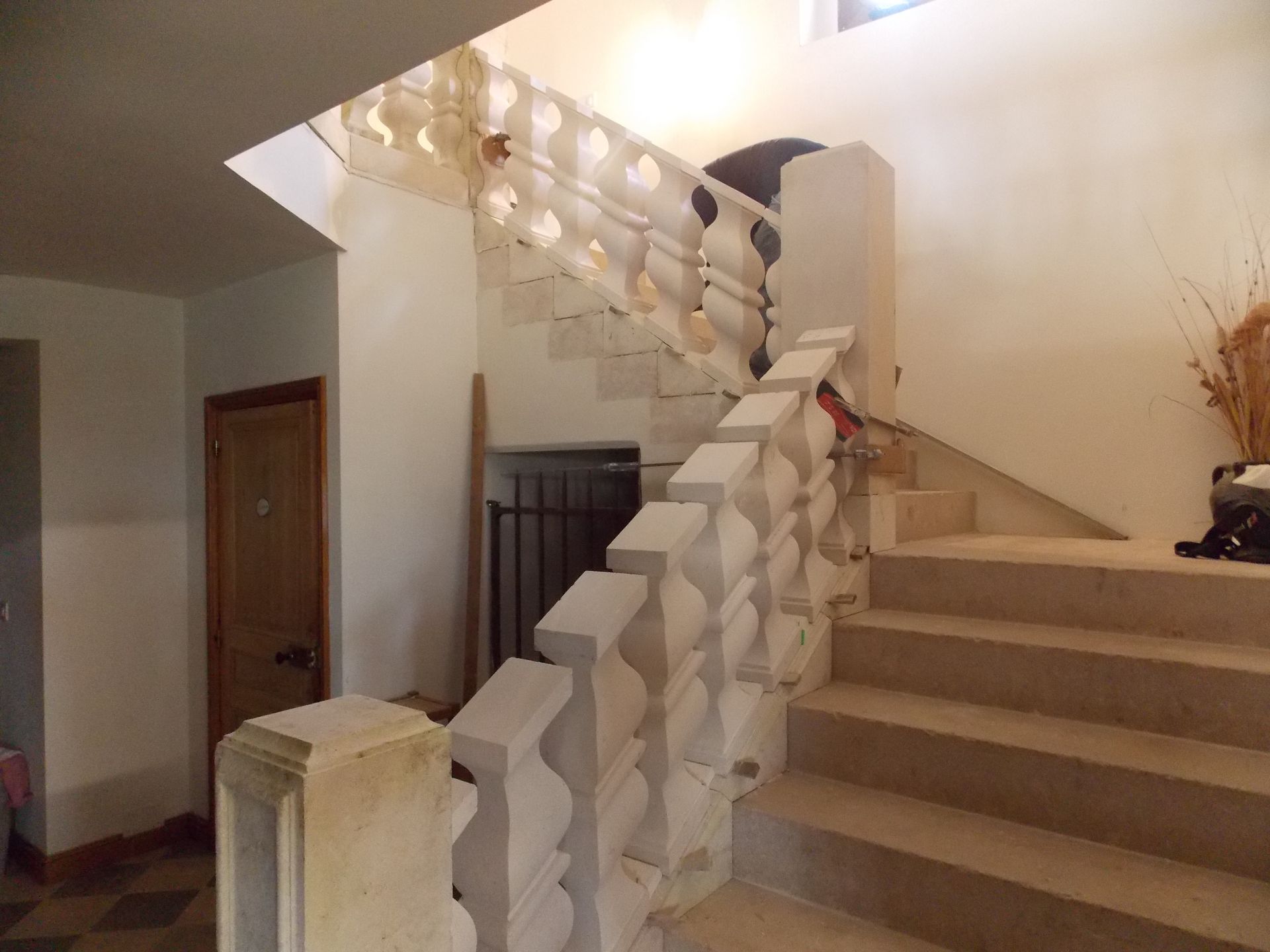 Escalier et rambarde en pierre