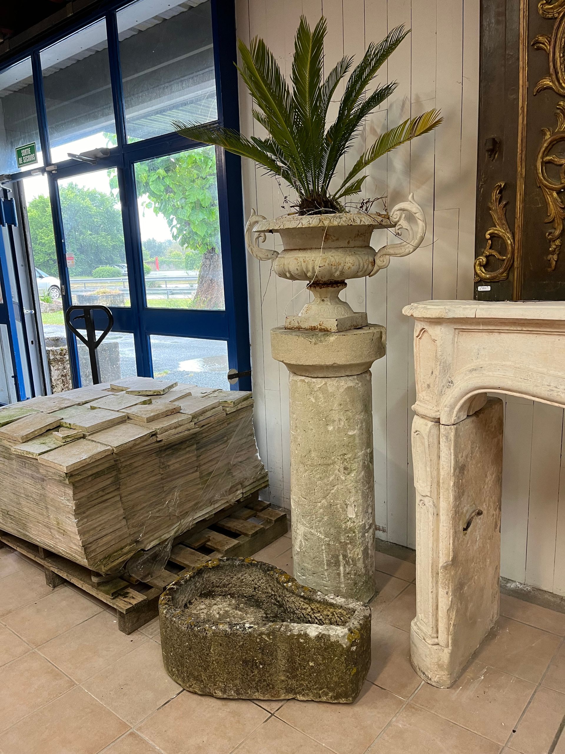 Pilier en pierre et cheminée