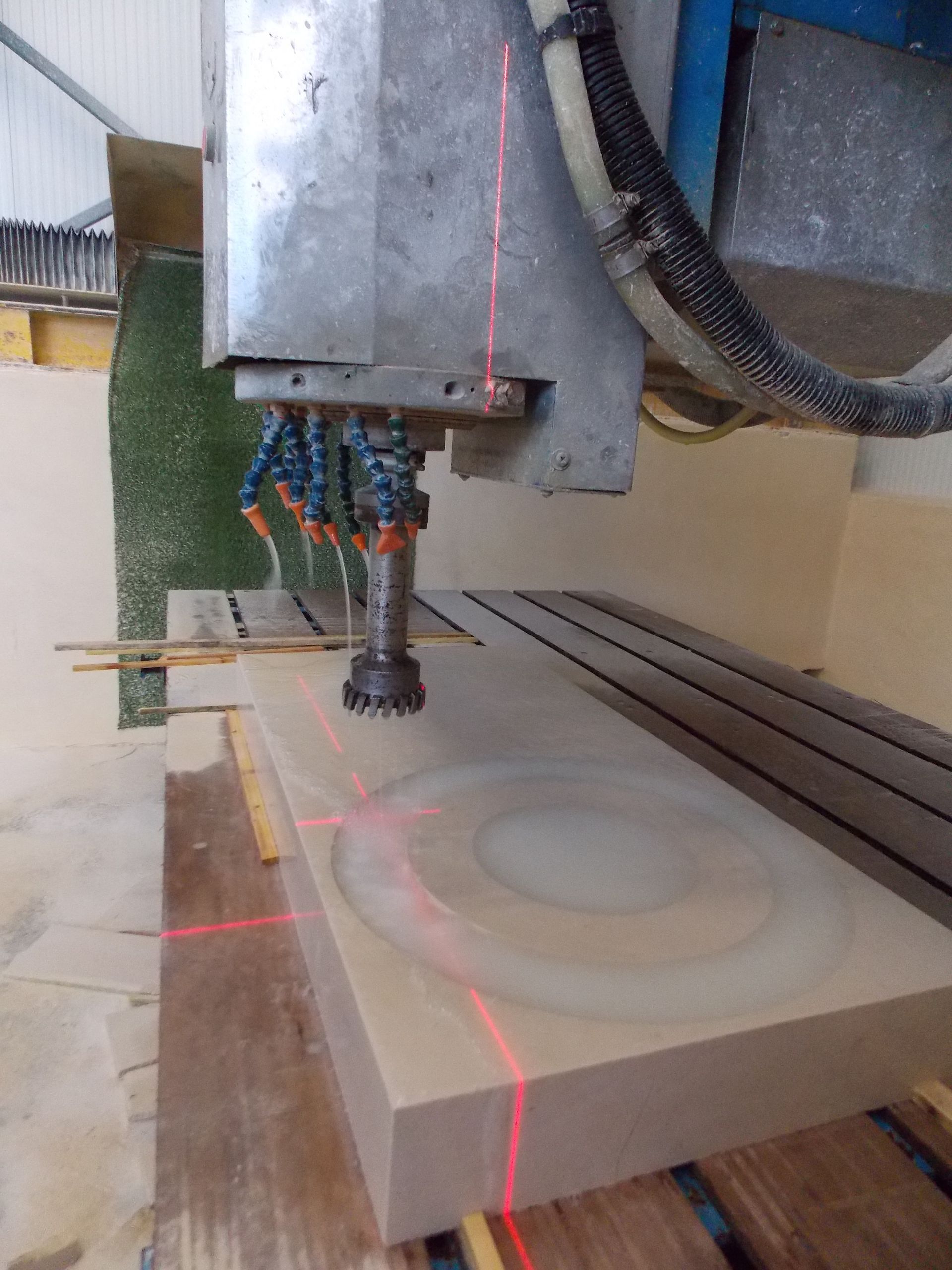 Usinage d'une pièce en pierre