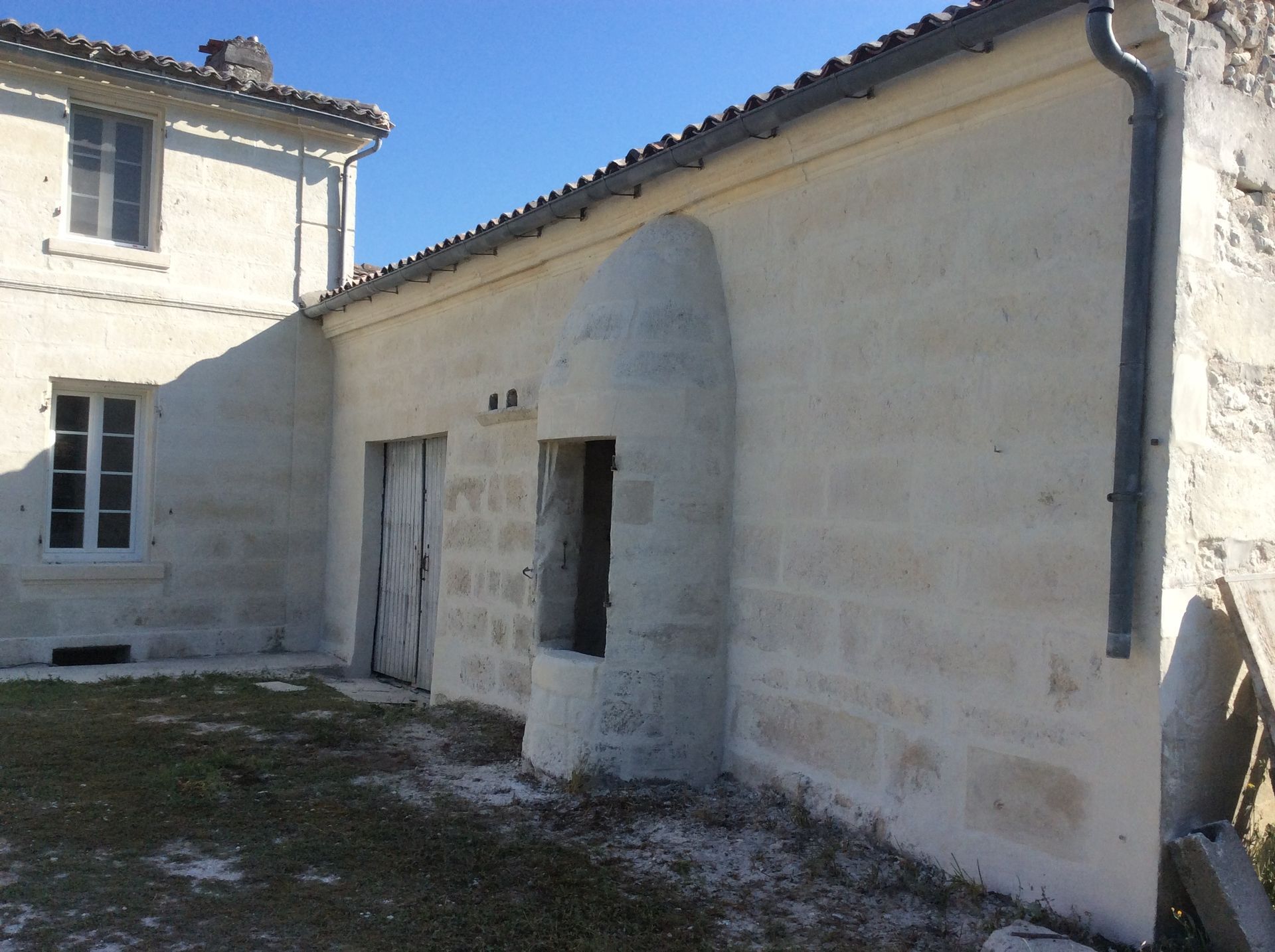 Four mural en pierre