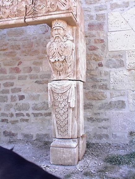 Sculpture avec homme barbu