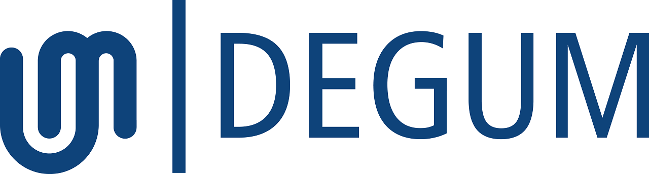 Ein Logo, bestehend aus einem abstrakten, abgerundeten Symbol, gefolgt von einer vertikalen Linie und dem Text „DEGUM“.