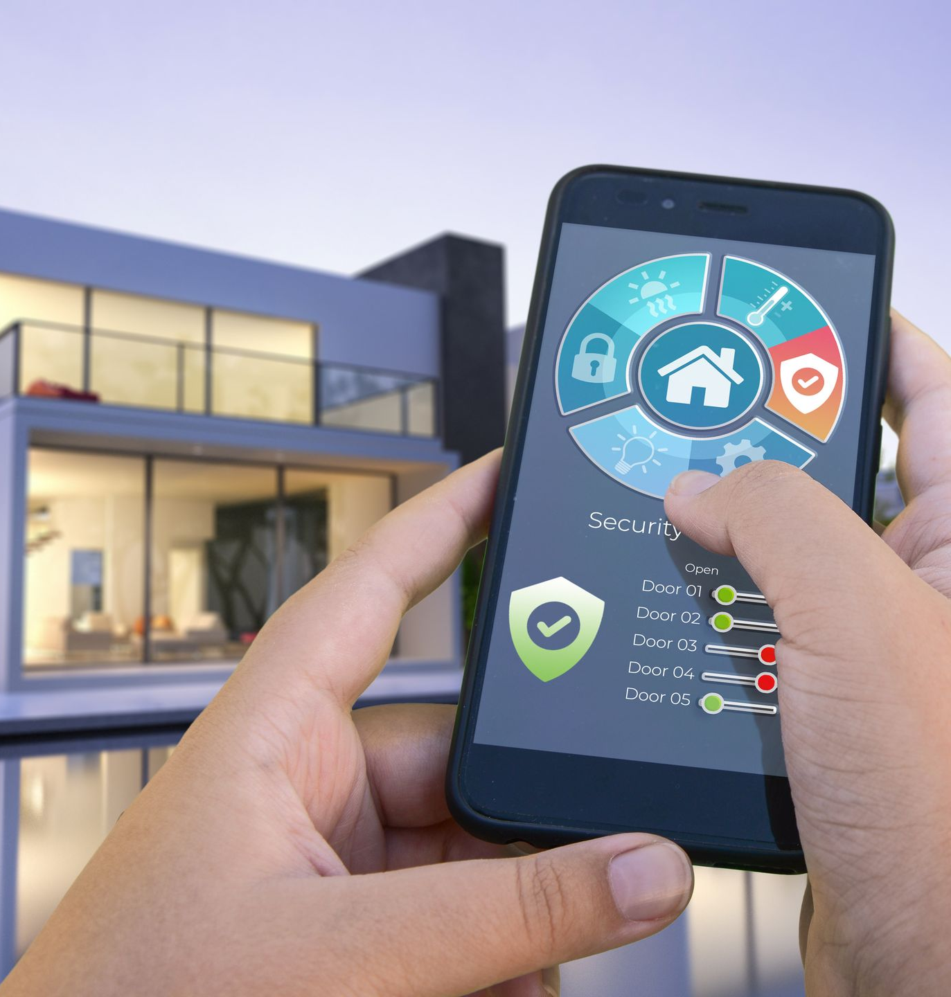 Des mains tenant un smartphone affichant l'interface d'une application de sécurité pour maison connectée, avec une maison moderne en arrière-plan flou.