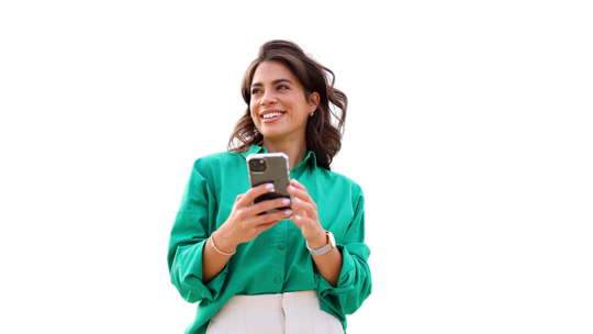 Personne souriante en chemise tenant un smartphone.