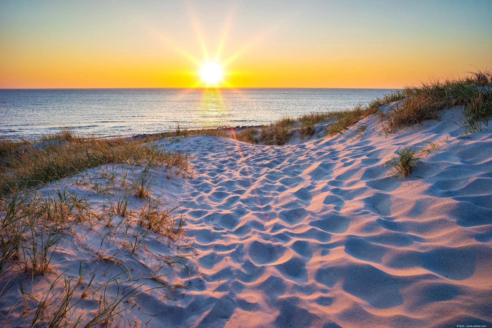 Sonnenuntergang am Strand – Symbol für Frieden und Ewigkeit