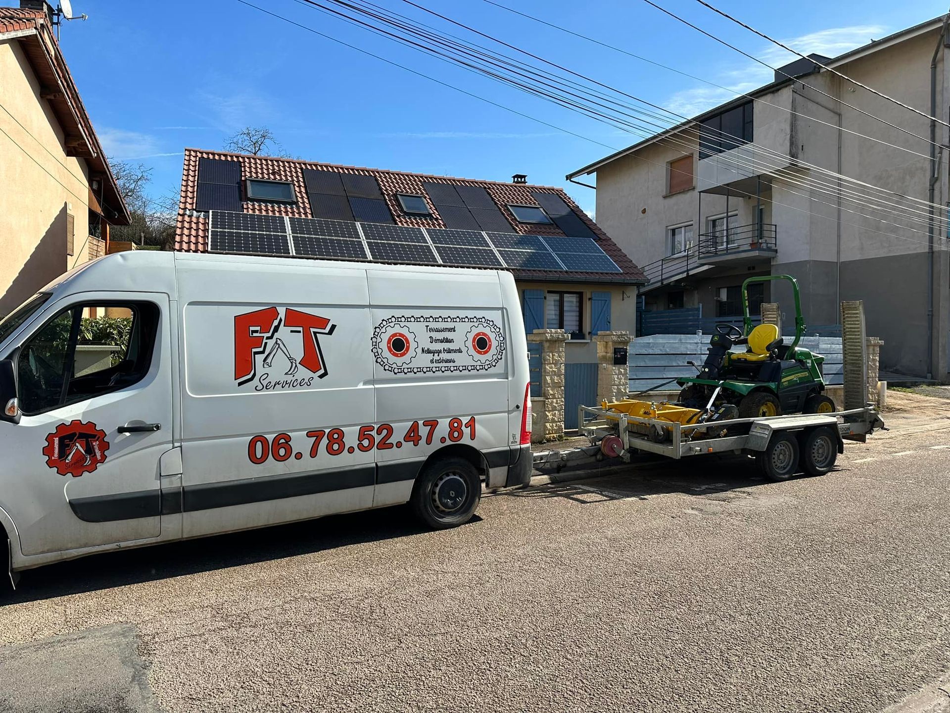 Un camion utilitaire FT Services