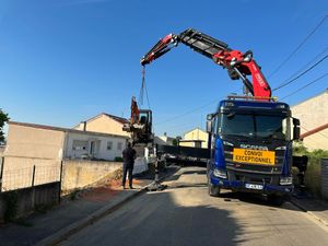Un camion déchargeant une pelleteuse