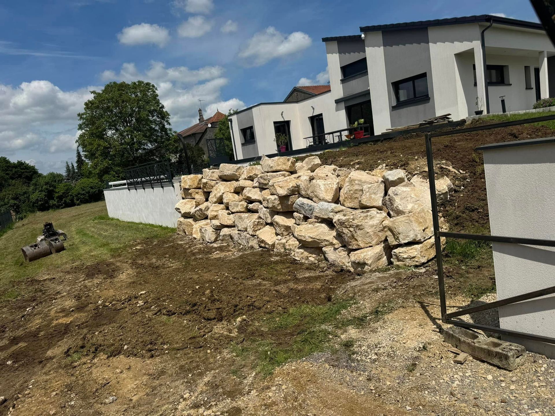 Un mur de soutènement