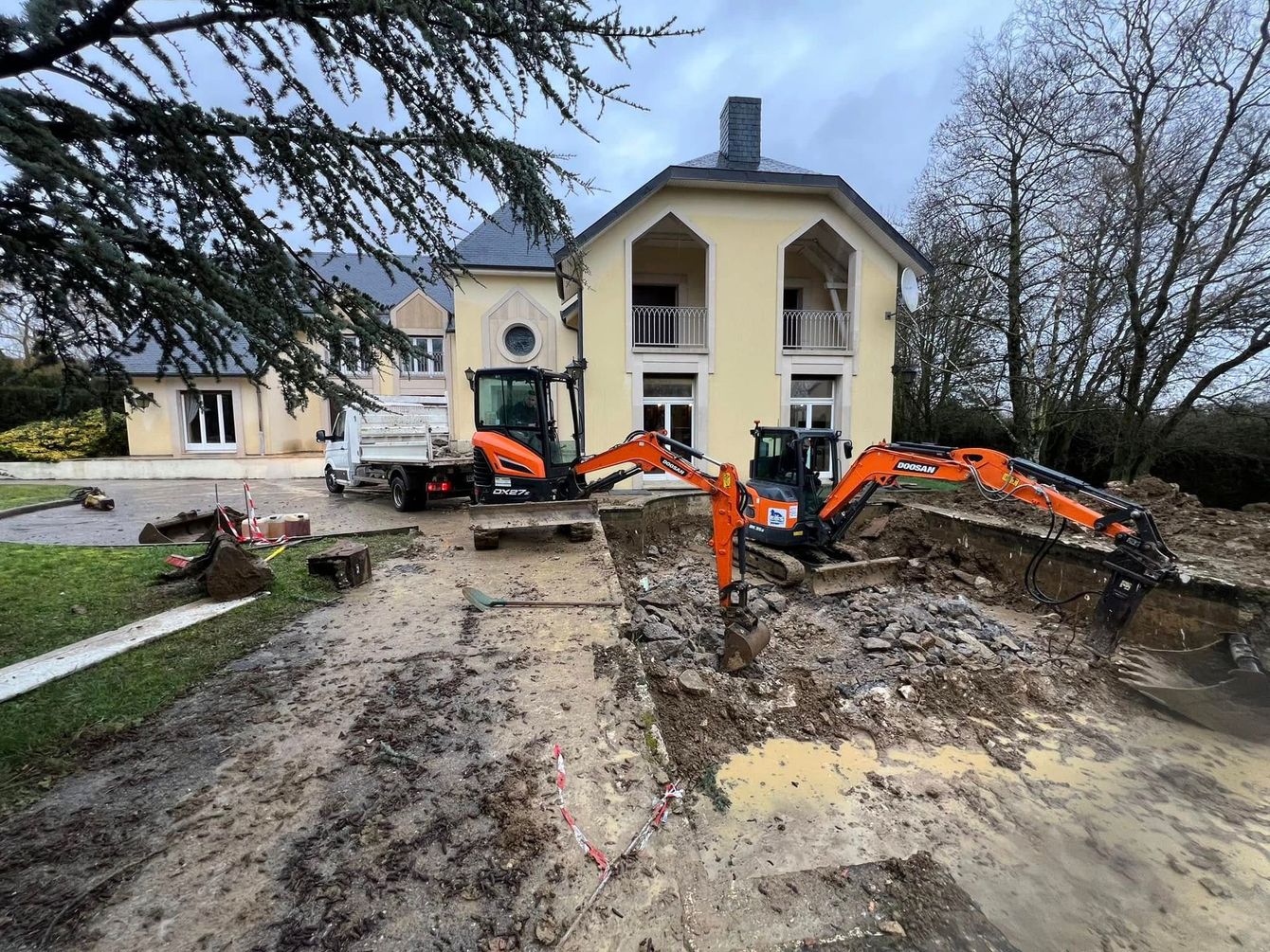 Des engins de chantier intervenant sur une ancienne piscine