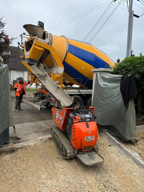 Un camion toupie versant du béton