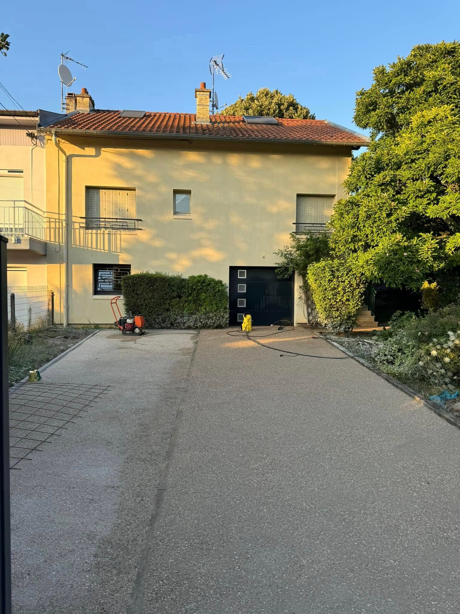 Une cour avec graviers