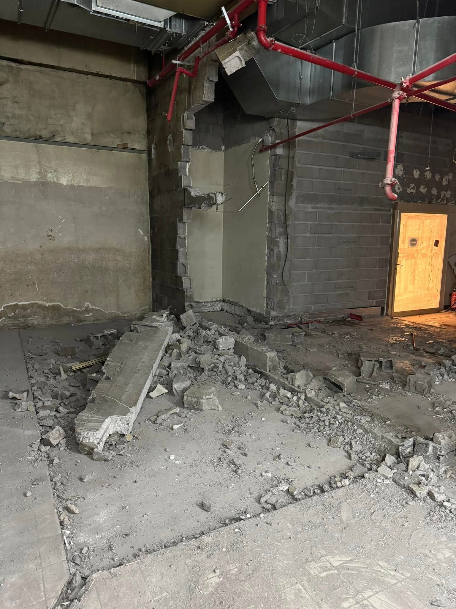 Un mur de béton démoli