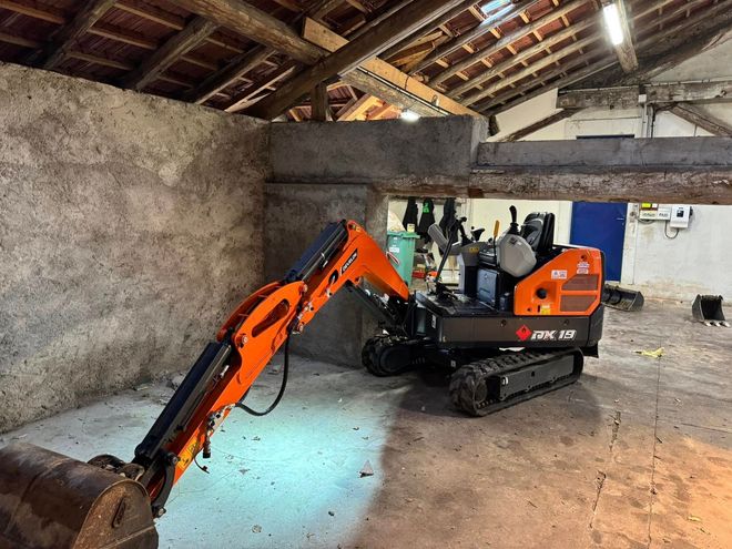 Une pelleteuse à l'intérieur d'un bâtiment