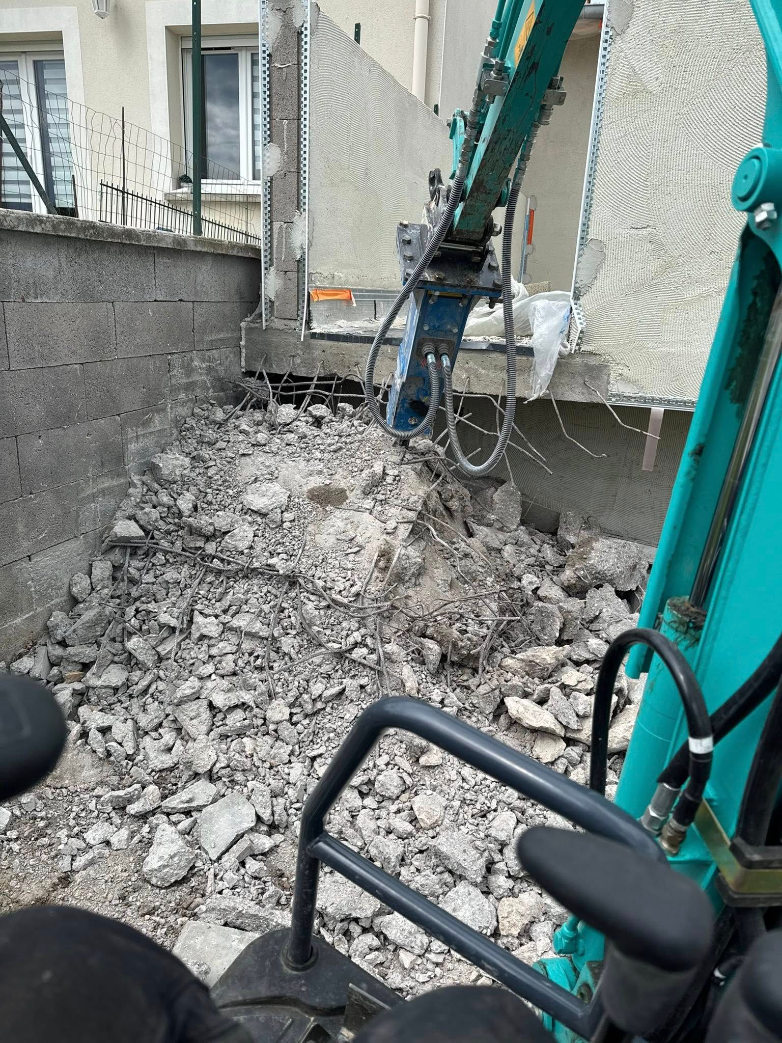 Destruction d'un escalier en béton
