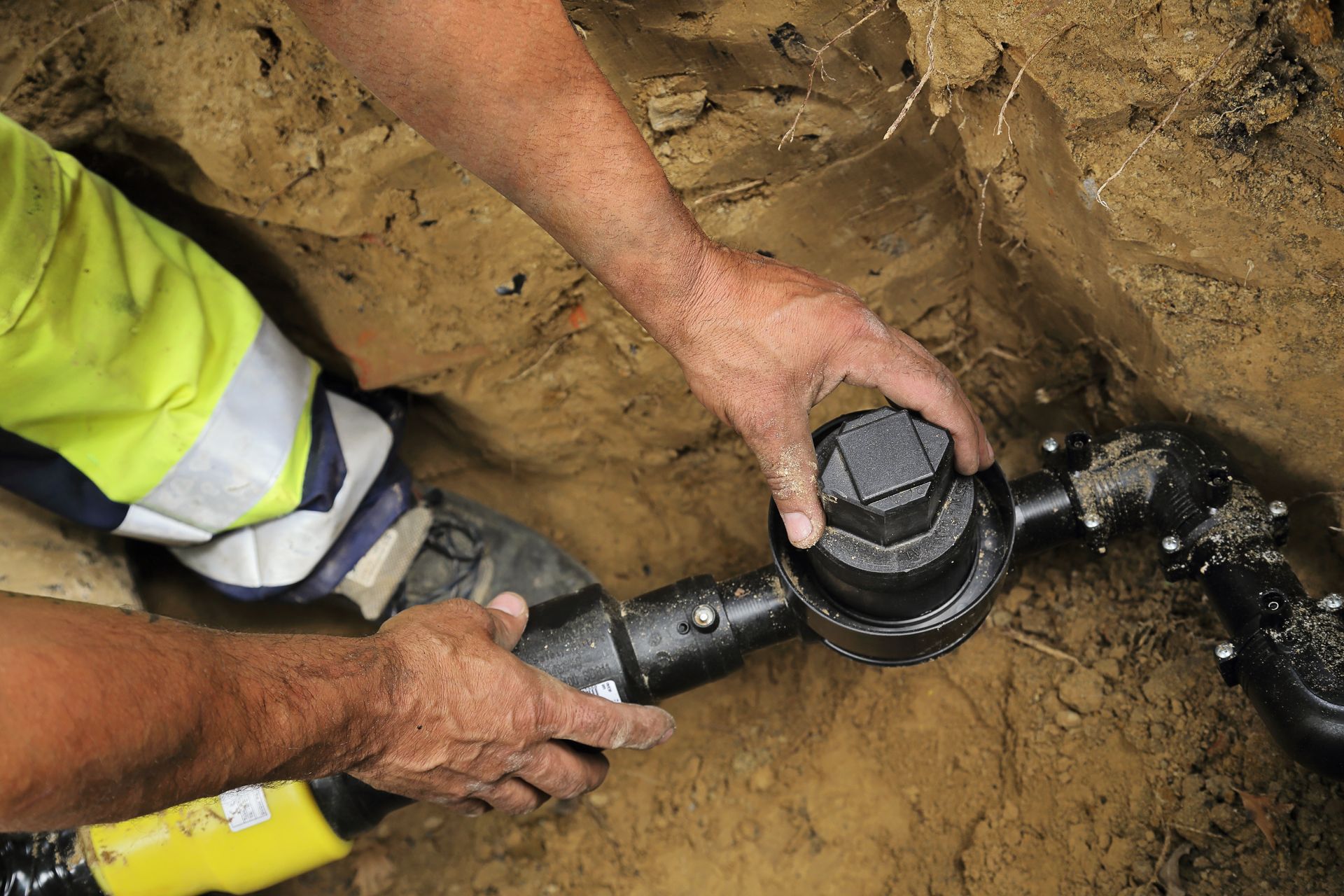 Un homme intervenant sur un compteur d'eau