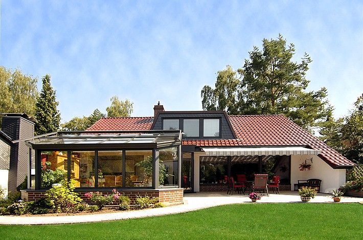 Blick aufs Haus aus der Ferne bei schönem Wetter