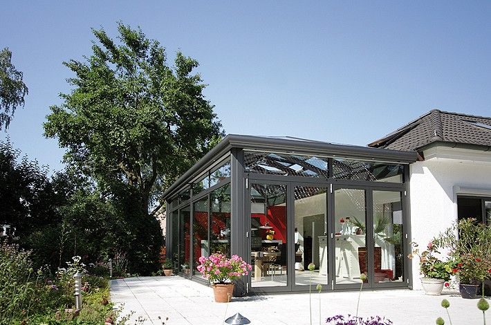 Wintergarten mit grauen Verstrebungen