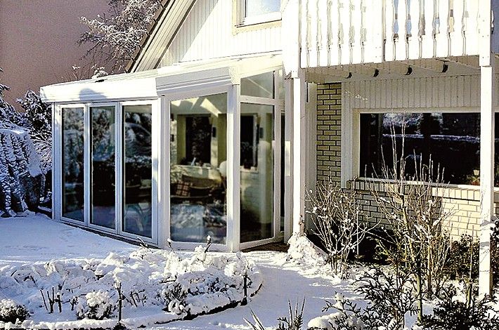 Wintergarten mit weißen Verstrebungen