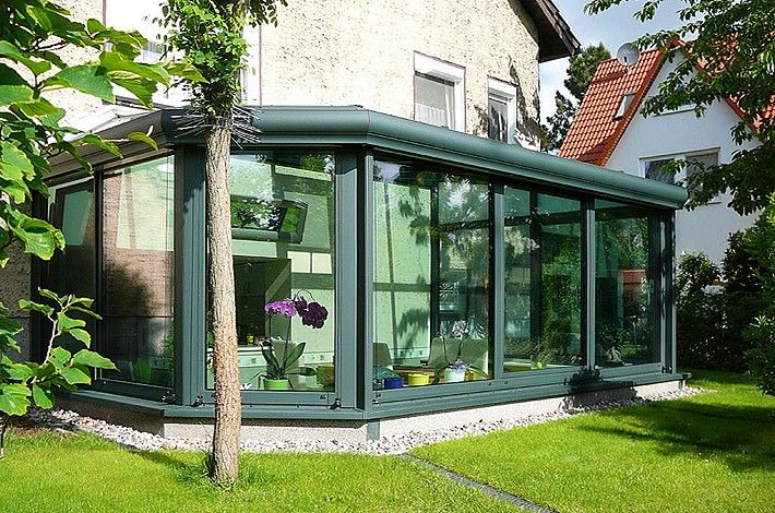 Baum vor einem Wintergarten