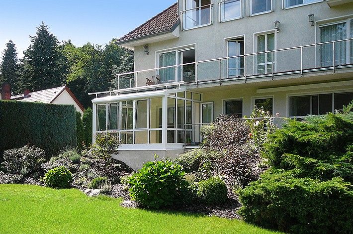 Hell gestrichenes Haus mit Glaselementen