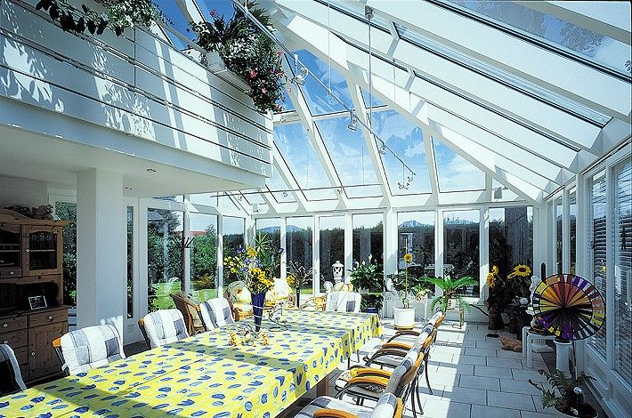 Wintergarten, bestückt mit grünen Liegen