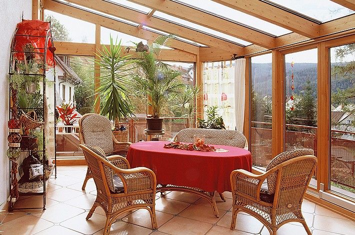 Wintergarten als Teil des Gartens mit Türen zum Öffnen