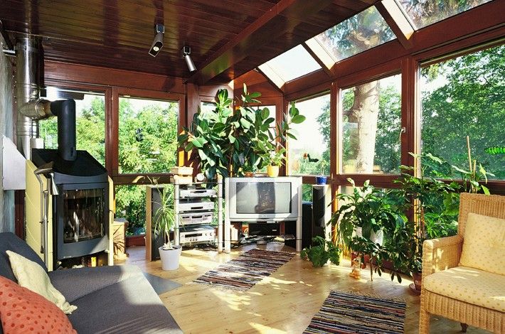 Wintergarteneinrichtung spiegelt sich im Fenster