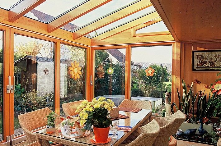 Moderner Sommergarten mit Holzterrasse