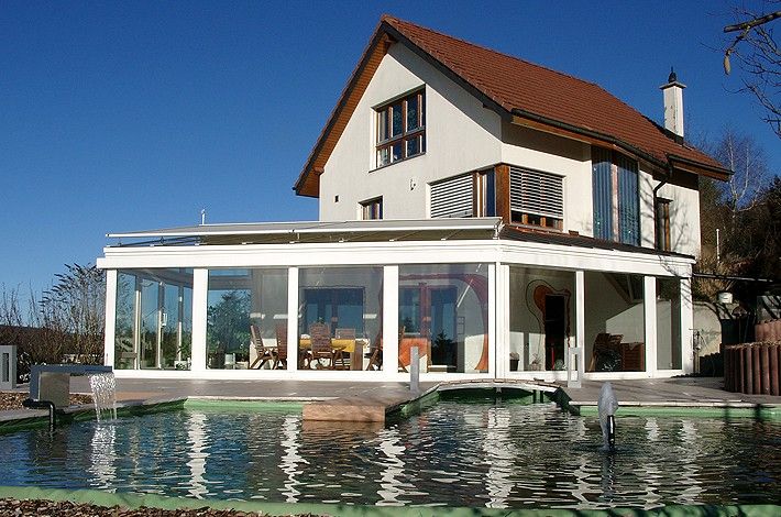 Wintergarten vor einem Pool