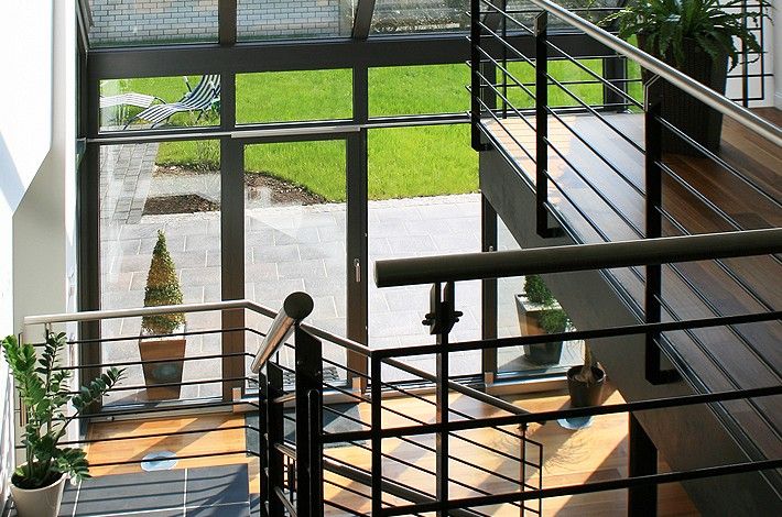 große Glasfassade im Haus